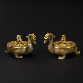 A SPECTACULAR PAIR OF GOLD-INLAID AND TURQUOISE-SET JADE RITUAL VESSELS,HEWARRING STATES PERIOD