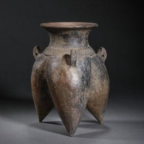 A GRAY POTTERY TRIPOD COOKING VESSEL, LINEOLITHIC PERIOD, C. 3000-2000 BC