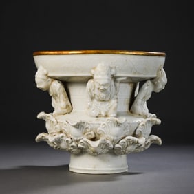 A RARE AND MAGNIFICENT WHITE-GLAZED 'DING' WARE STEM PLATE WITH APPLIED 'LISHI' FIGURESLIAO DYNASTY