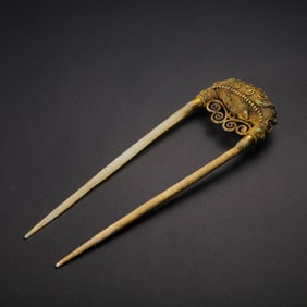 A RARE AND MAGNIFICENT GOLD 'GRANULATION' HAIRPIN WITH JADE AND GEMSTONE INLAYSTANG DYNASTY