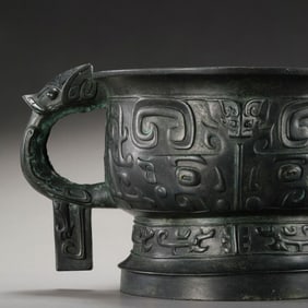 A RARE AND IMPORTANT BRONZE RITUAL FOOD VESSEL,GUILATE SHANG TO EARLY WESTERN ZHOU DYNASTY (C. 11TH