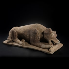 A RARE AND EXPRESSIVE POTTERY FIGURE OF A RECLINING HOUNDTANG DYNASTY (618-907)