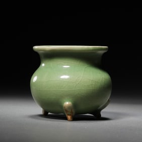 A FINE CELADON-GLAZED 'LI-TYPE' TRIPOD INCENSERSOUTHERN SONG DYNASTY (1127–1279)