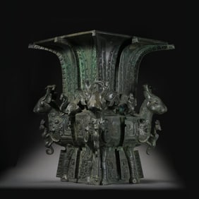 A MONUMENTAL AND EXCEPTIONALLY RARE BRONZE RITUAL WINE VESSEL,FANGZUNEARLY WESTERN ZHOU DYNASTY,
