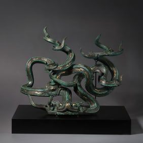 A MONUMENTAL AND HIGHLY IMPORTANT INLAID GOLD AND SILVER 'INTERTWINED DRAGONS' GROUPWARRING STATES