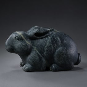 A MAGNIFICENT AND MONUMENTAL 'BLACK AND WHITE' JADE FIGURE OF A CROUCHING RABBITQING DYNASTY