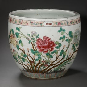 A LARGE AND VIBRANT 'WUCAI' 'FLORAL' FISH BOWLQING DYNASTY, 18TH/19TH CENTURY
