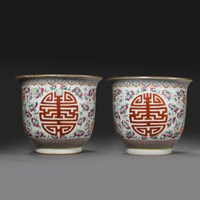 A MAGNIFICENT PAIR OF LARGE 'WUCAI' 'PEACH AND SHOU' JARDINIÈRESQING DYNASTY, 18TH/19TH CENTURY