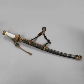 A MAGNIFICENT AND HIGHLY IMPORTANT IMPERIAL GOLD AND SILVER-INLAID SABER (YAODAOWITH JADEITE