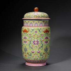 A FINE AND RARE LIME-GREEN GROUND FAMILLE ROSE 'ZHUANG' JARMARK AND PERIOD OF JIAQING (1796–1820)