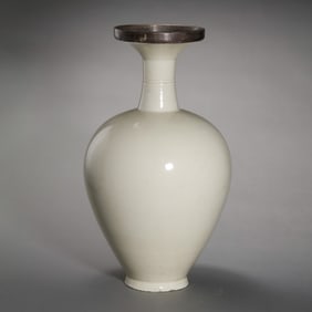 A MAGNIFICENT AND RARE DING WHITE-GLAZED 'DISH-MOUTH' VASESONG DYNASTY (960–1279 AD)