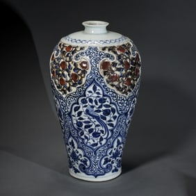 A RARE AND MAGNIFICENT BLUE AND WHITE AND UNDERGLAZE-RED 'MEIPING'EARLY MING DYNASTY, 14TH – 15TH