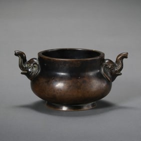 A FINELY CAST BRONZE 'ELEPHANT-HEAD' HANDLED CENSERMARK OF XUANDE, MING DYNASTY (1368–1644)