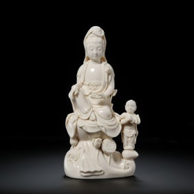 A FINE DEHUA WHITE-GLAZED FIGURE OF SEATED GUANYIN AND SUDHANAQING DYNASTY, 17TH - 18TH CENTURY