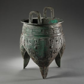 A RARE AND FINELY CAST BRONZE RITUAL FOOD VESSEL,DINGMIDDLE TO LATE WESTERN ZHOU DYNASTY (10TH –