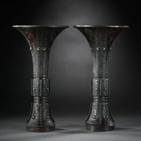 AN EXTREMELY RARE PAIR OF TURQUOISE-INLAID BRONZE VASES,GUWARRING STATES PERIOD (475–221 BC)