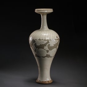 RARE AND MONUMENTAL YUE CELADON-GLAZED 'DISH-MOUTH' VASEFIVE DYNASTIES TO EARLY NORTHERN SONG