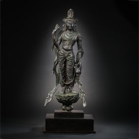 A RARE AND LARGE BRONZE FIGURE OF A STANDING GUANYINMING DYNASTY (1368-1644)
