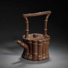 TEAPOT WITH HANDLE FROM THE QING DYNASTY OR LATER