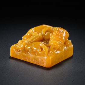 18A 19TH-CENTURY CHINESE QING DYNASTY TIANHUANG STONE SEAL WITH A DRAGON-SHAPED KNOB.