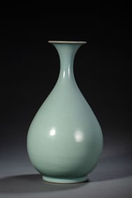 A MAGNIFICENT AND EXTREMELY RARE 'RU' SKY-BLUE GLAZED PEAR-SHAPED VASE,YUHUCHUNPINGNORTHERN SONG