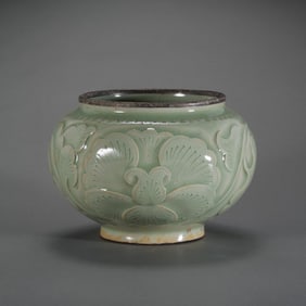 A RARE AND EXQUISITE 'MI-SE' YUE CELADON-GLAZED CARVED 'LOTUS' JARFIVE DYNASTIES TO EARLY NORTHERN