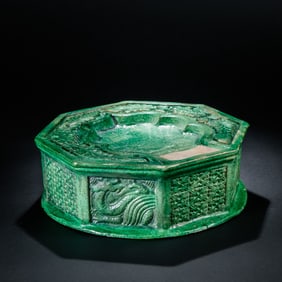 A RARE GREEN-GLAZED 'DRAGON' OCTAGONAL STANDLIAO-JIN DYNASTY, 11TH - 13TH CENTURY