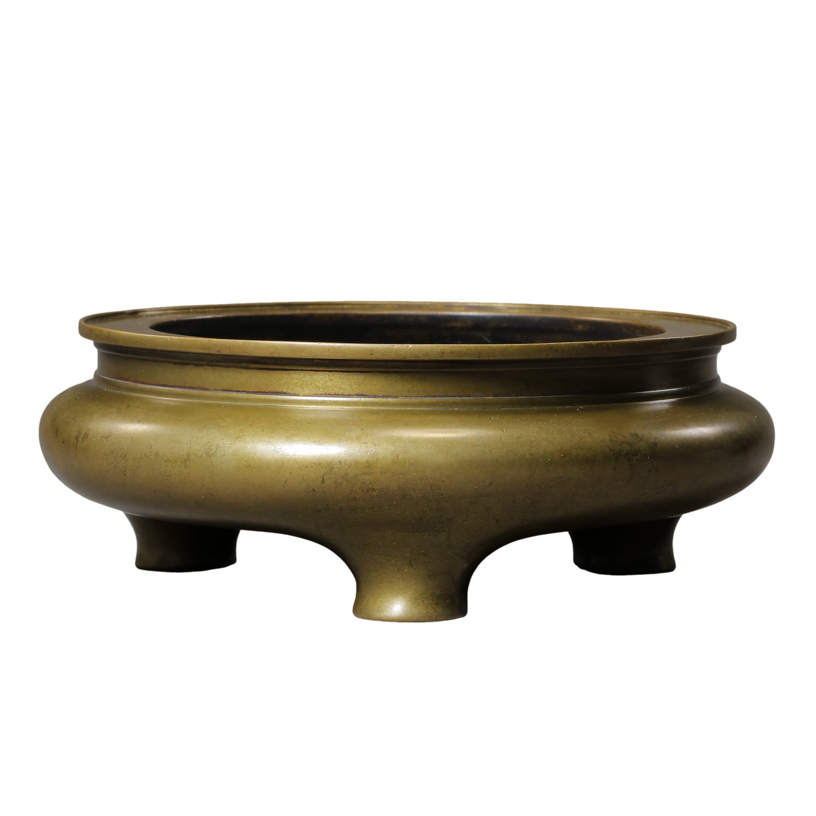 Qing Dynasty Bronze Three-Legged Censer with “Ren Chen Gao Yi Zhi?? Mark (Qing Dynasty Period): Dimensions & Weight: 18th–19th Century; Diameter: 15.5 cm (6.10 in.), Height: 5.7 cm (2.24 in.); Weight: 1224 gCondition & Provenance: The censer is in good condition with a complete and well-preser