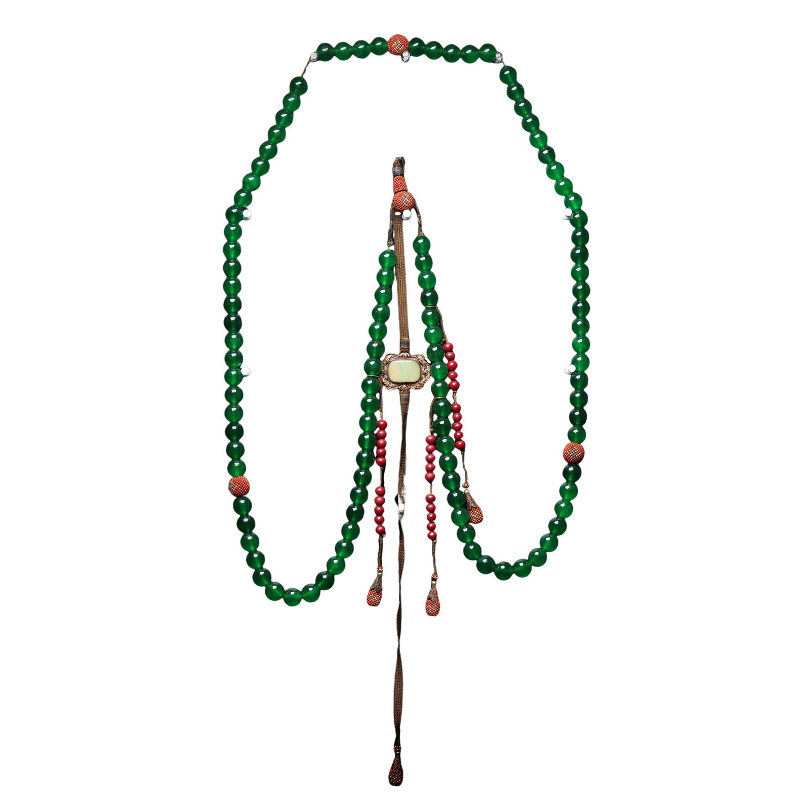 Qing Dynasty Imperial Jadeite Court Rosary (18th–19th Century): Dimensions & Weight: Bead diameter approximately 1.8 cm, total weight approximately 410 g, bead diameter approximately 0.7 in (18th–19th Century)Material: Jadeite, coral, white jade, and metal fitti