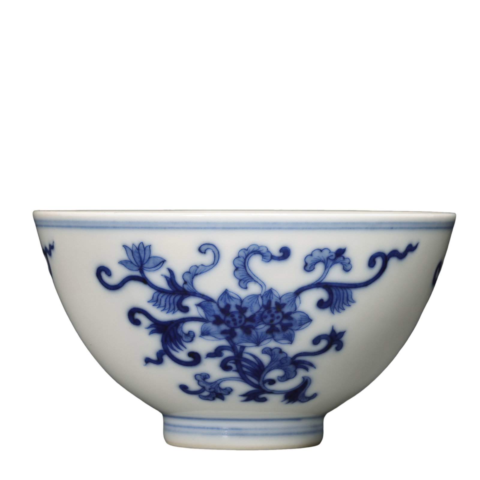 Qing Dynasty Yongzheng Period Blue and White Floral Heart-Shaped Bowl (1723–1735, 18th century): Dimensions & Weight: Diameter 10.5 cm, height 5.6 cm, approximately 4.1 inches in diameter and 2.2 inches high (18th century)Material: PorcelainCondition & Provenance: The bowl remains in good overall