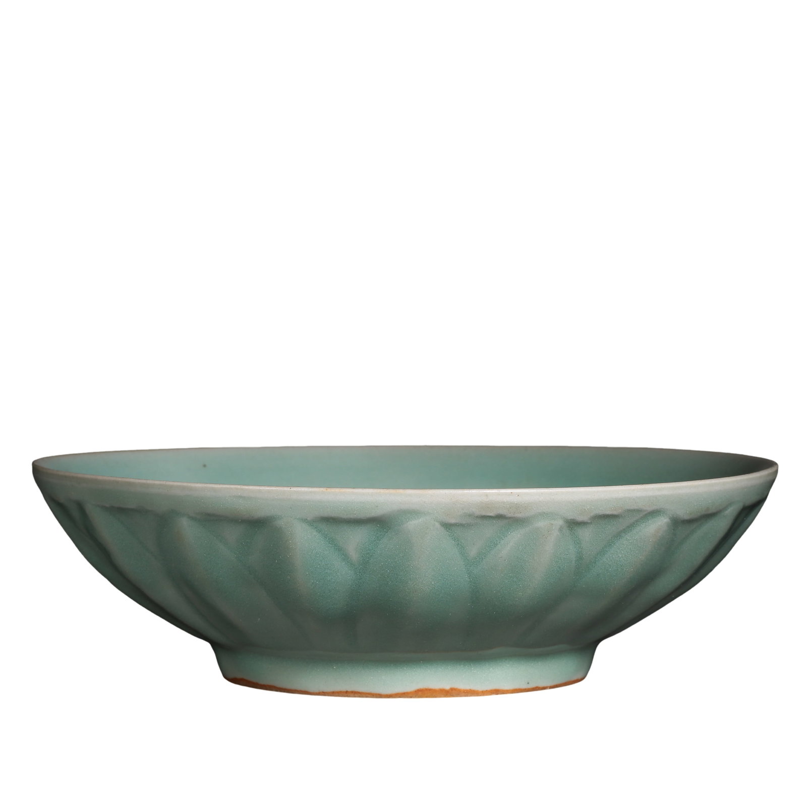 Southern Song Dynasty Longquan Kiln Celadon Dish with Lotus Petal Decoration (12th–13th Century)