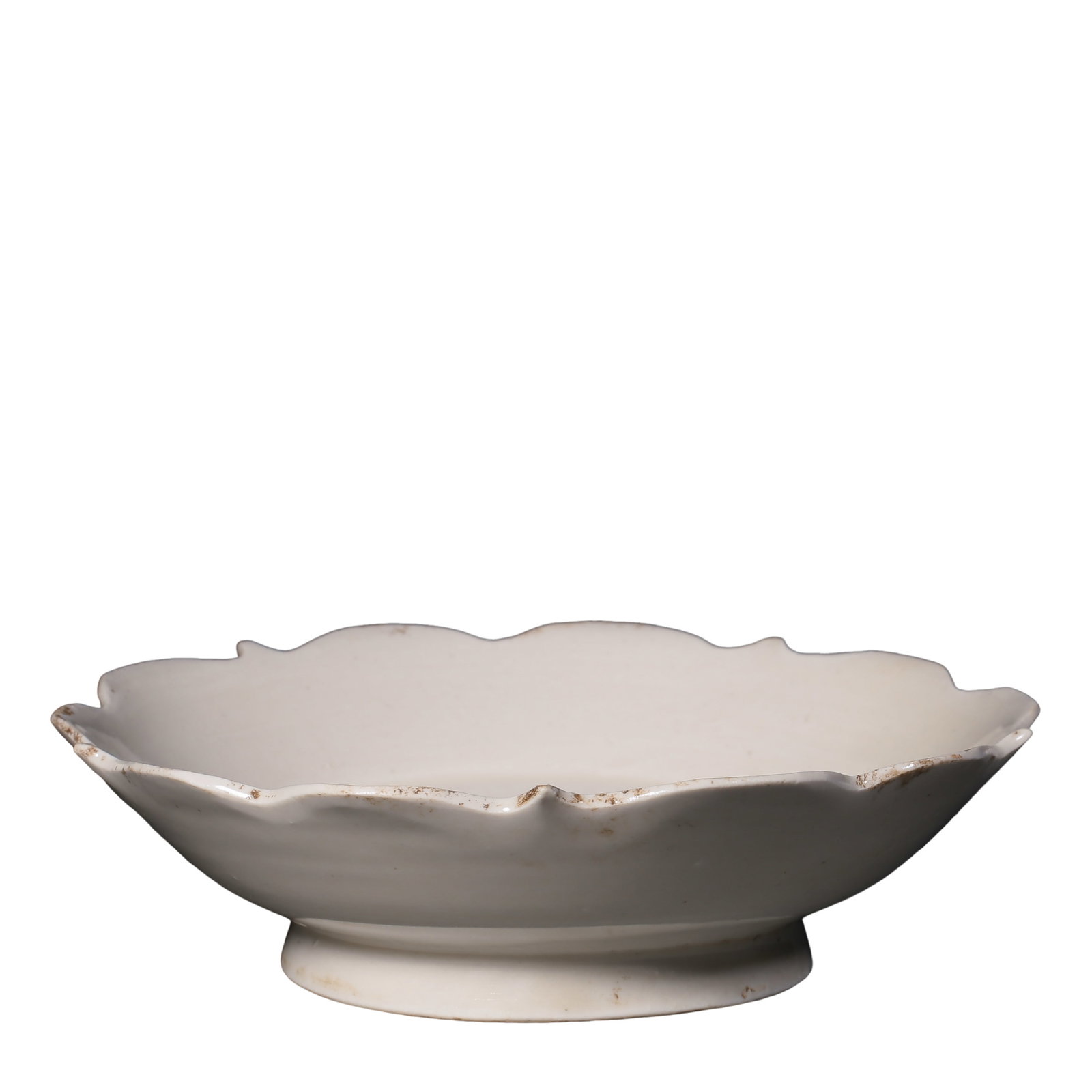 Northern Song Dynasty Ding Ware White Porcelain Floral-Rim Dish (11th Century): Dimensions: Diameter 13.8 cm, Height 4 cm (Approx. 5.43 in Diameter, 1.57 in H; Approx. 0.45 ft Diameter, 0.13 ft H)Condition & Provenance: Good overall condition with a well-preserved form, smooth wh