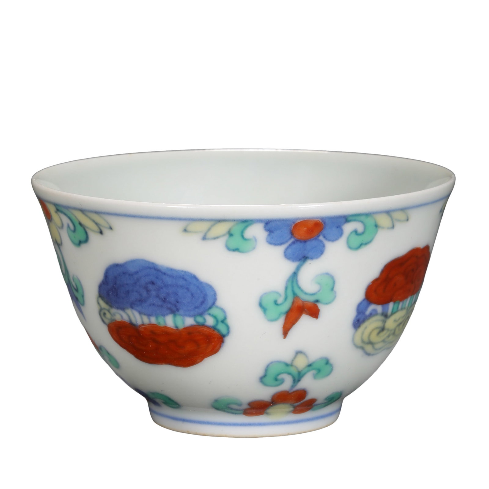 Chenghua Period Doucai Lingzhi (Lingzhi Mushroom) Pattern Cup with “Da Ming Chenghua Nian Zhi: Dimensions: Height 4.5 cm (approximately 1.77 inches, 0.15 feet); mouth diameter 7.5 cm (approximately 2.95 inches, 0.25 feet); 15th century, Ming Dynasty, Chenghua period (1465–1487)Condition & Pro