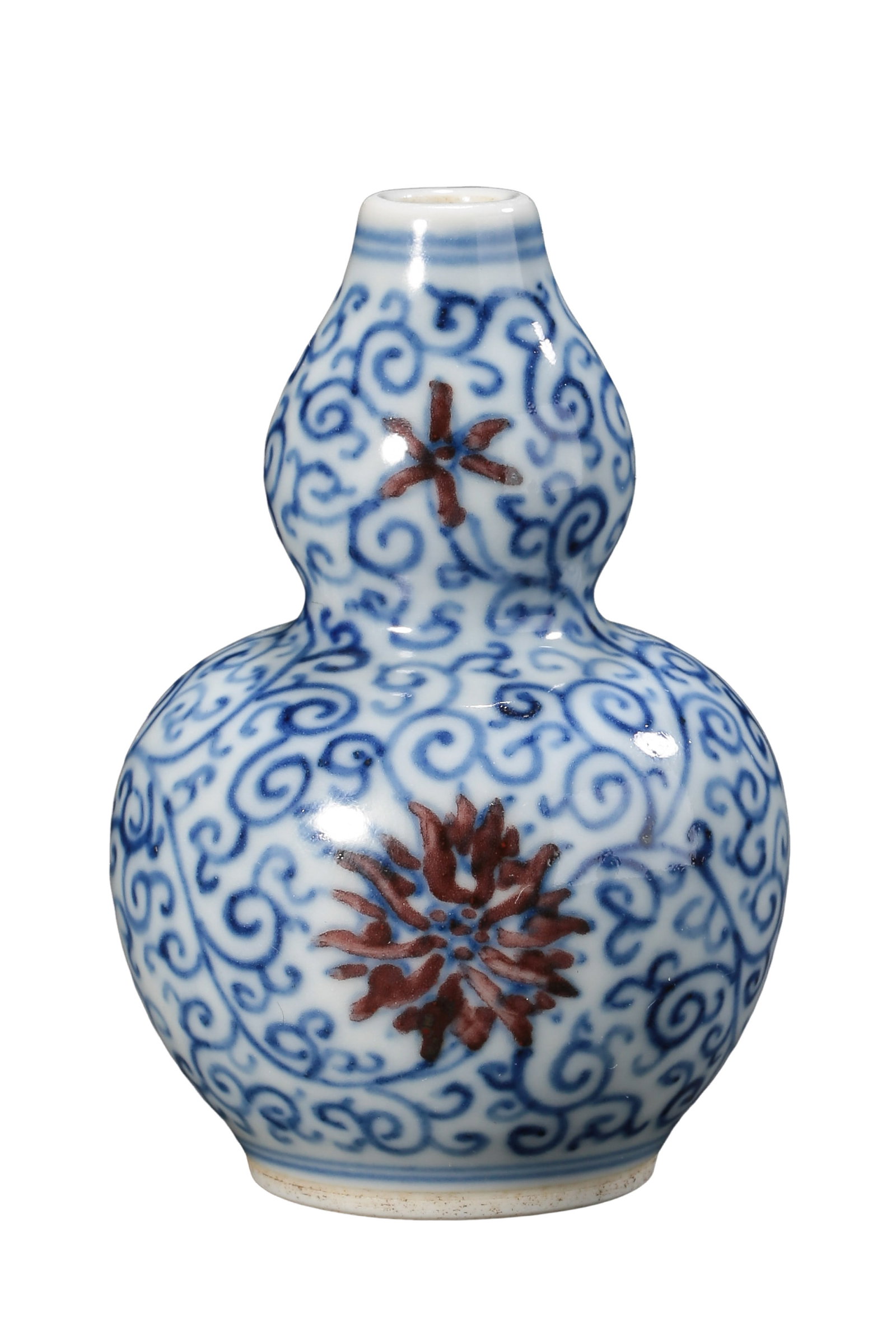 A Fine Qing Dynasty Blue and White with Underglaze Red Floral Double-Gourd Snuff Bottle, 18th: Dimensions: Height 7 cm (2.76 in, 0.23 ft), Width 4.5 cm (1.77 in, 0.15 ft) (18th Century)Condition and Provenance: The piece is in good overall condition, with a smooth and well-preserved glaze surfa