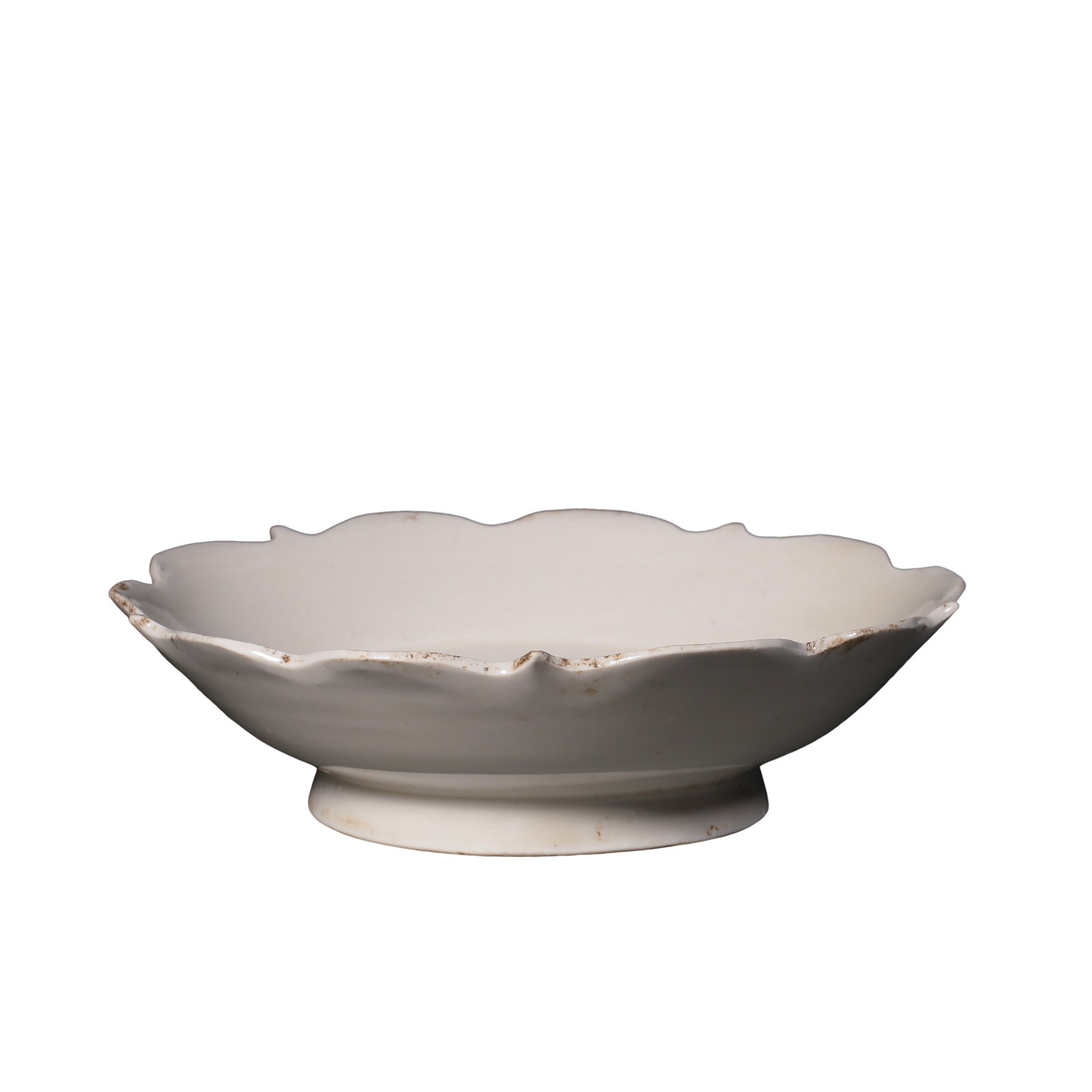 Song Dynasty White-Glazed Lobed Rim Dish (Northern to Southern Song Dynasty, 10th–13th Century): Dimensions: H. 4 cm, Dia. 13.8 cm (Approx. H. 1.6 in, Dia. 5.4 in; 10th–13th Century)Condition and Provenance: In good overall condition, with a naturally preserved glaze surface. The rim and foot d