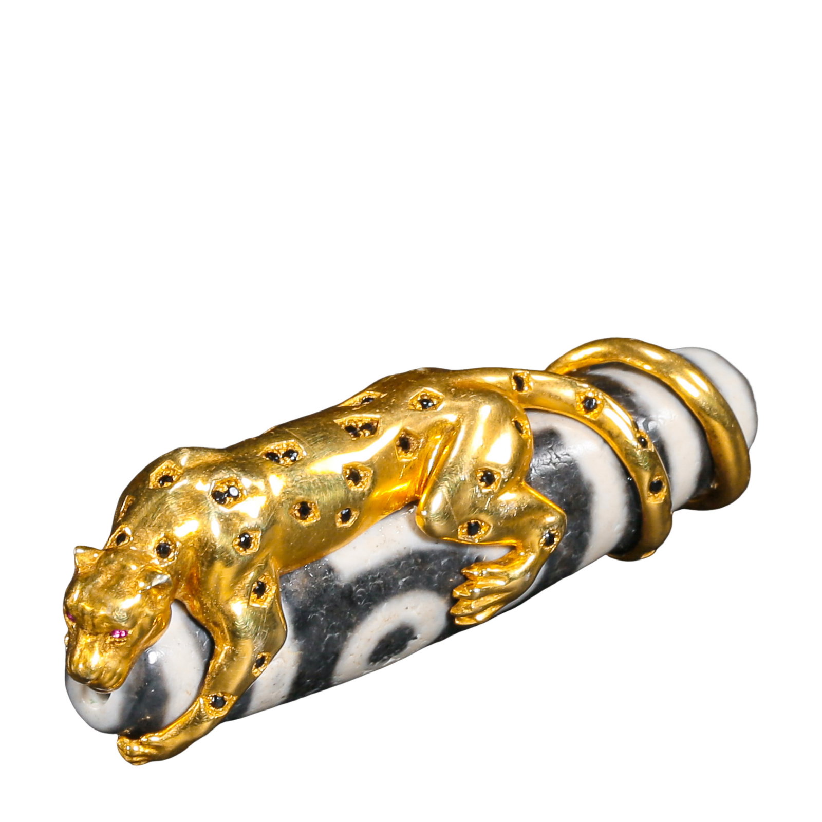 Modern 18K Gold Mounted Agate Two-Eyed Dzi Bead Leopard Pendant (20th Century–Present): Measurements & Weight: L. 5.7 cm (approx. 2.24 in / 0.19 ft); Weight: 31.8 g?Condition & Provenance: The pendant remains in excellent condition. The Dzi bead displays complete eye motifs with natural 