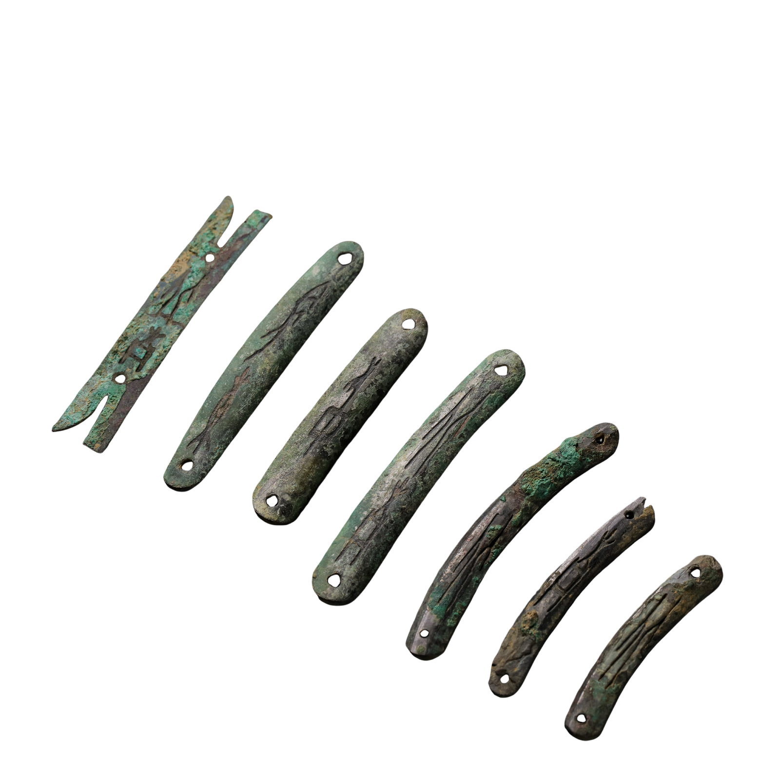 Seven Pre-Qin Bronze Insignia Plaques, 5th–3rd Century BCE: Dimensions & Weight: Longest plaque approximately 5.3 cm / 2.09 inch; shortest plaque approximately 3.2 cm / 1.26 inch; total weight approximately 42 g. The seven pieces vary in size and represent dif
