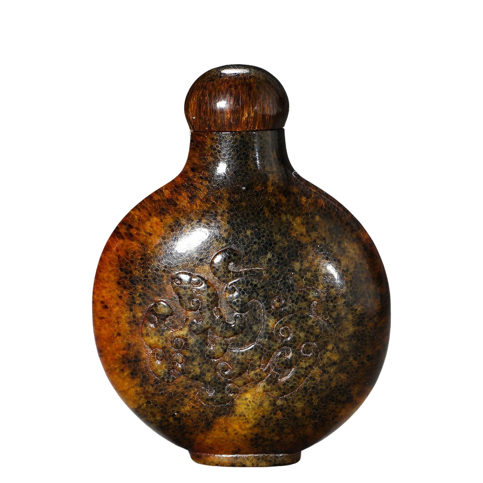 Qing Dynasty (18th Century) Horn Carved Snuff Bottle with Chi Dragon Decoration Dimensions: Height: ondition & Provenance: The piece is in good condition with a complete form and a matching original-style horn stopper. The natural horn texture is clearly visible, with a warm aged patina and beautifu