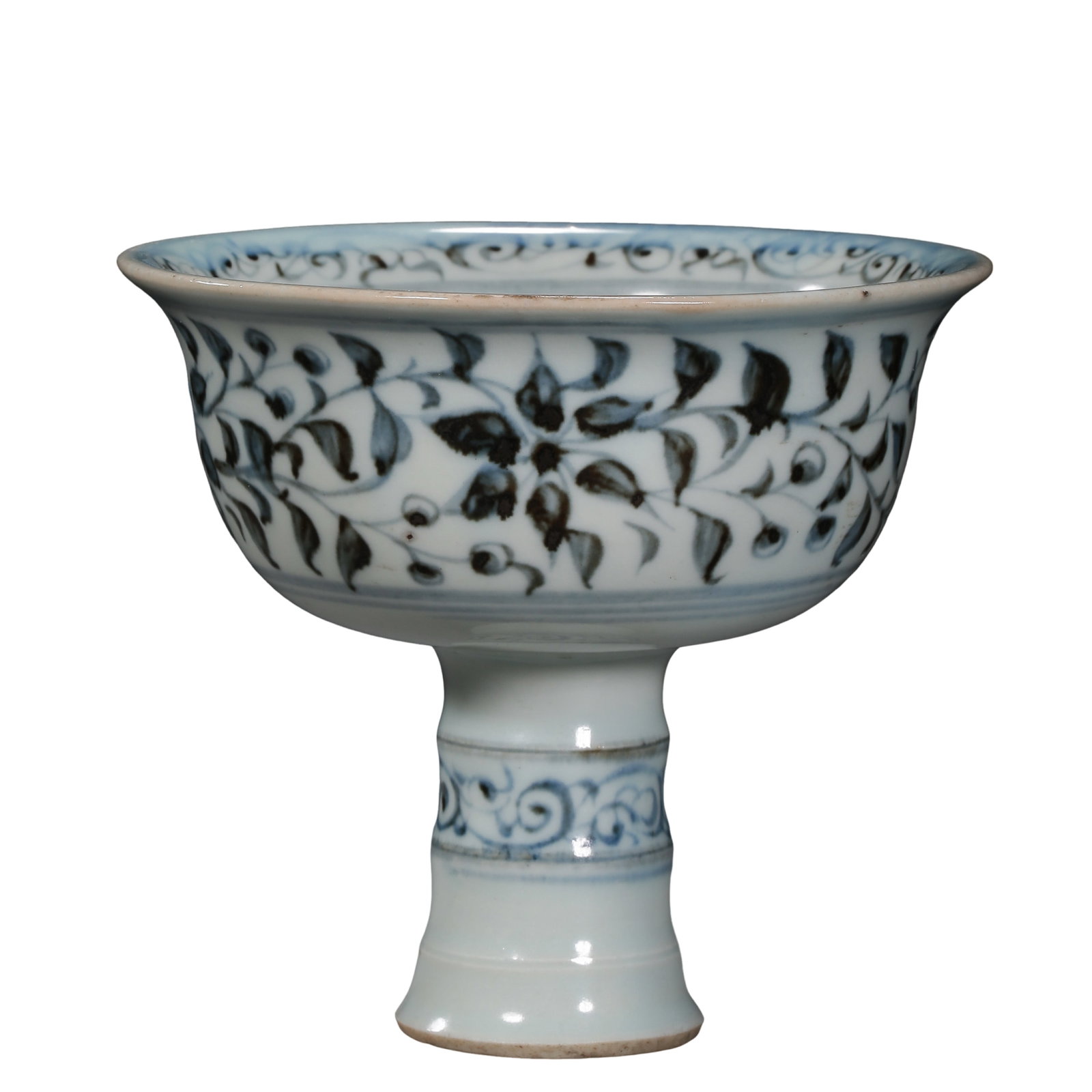 Late Yuan to Early Ming Dynasty Blue and White Stem Cup with Floral Scrolls and Figural Decoration: Dimensions: Late 14th–Early 15th Century, Diameter 11.5 cm (4.53 in), Height 10 cm (3.94 in), approx. 0.33 ft?Condition & Provenance: The cup is preserved in excellent overall condition with a warm 