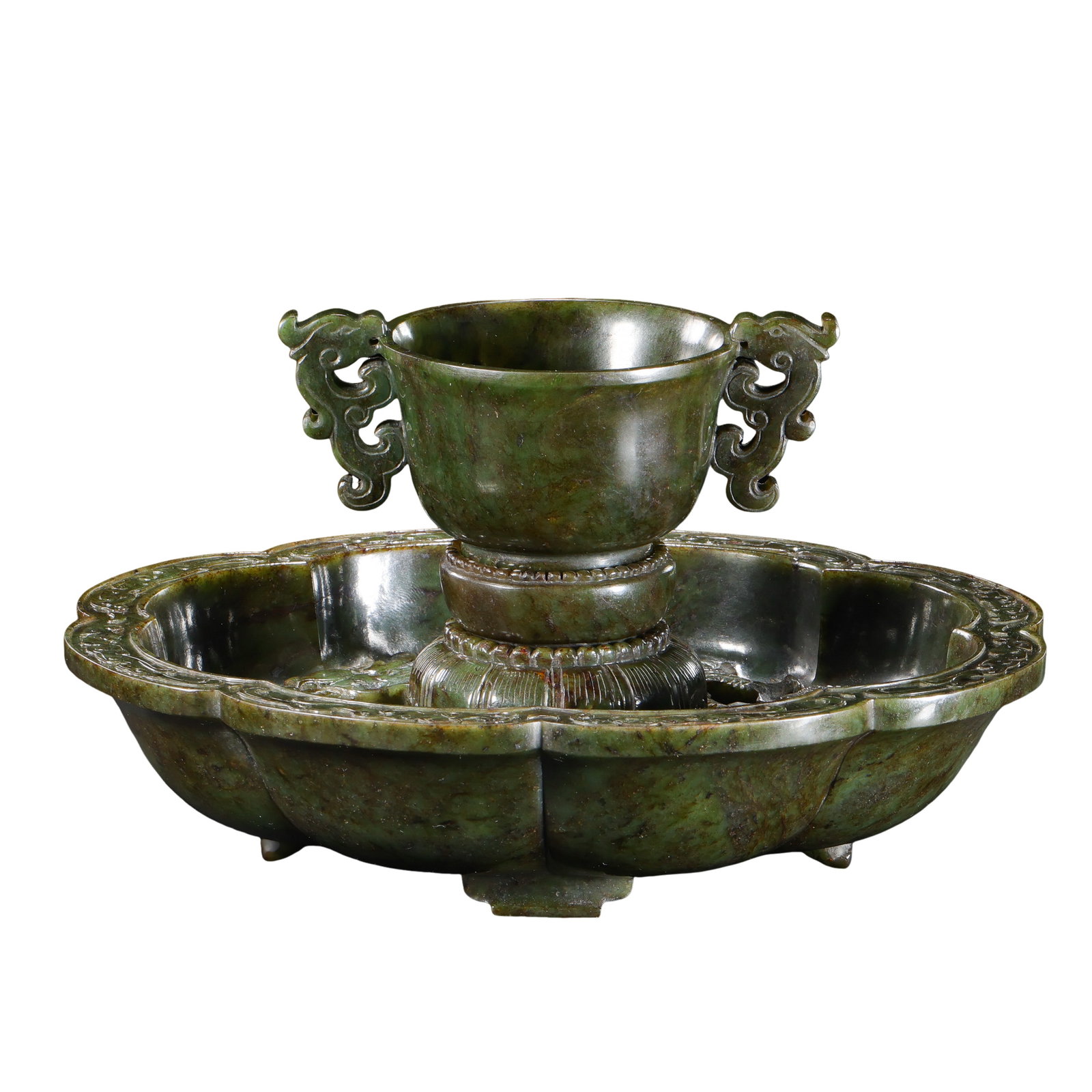 Ming Dynasty Imperial Hetian Jade (Nephrite) Dragon Motif Cup Stand Set (15th–17th Century): Dimensions: Height 11.5cm (4.53in, 0.38ft); Tray Diameter 21.5cm (8.46in, 0.71ft); Weight 1920g; Ming Dynasty?Condition & Provenance: The complete cup and stand set is preserved in excellent condition