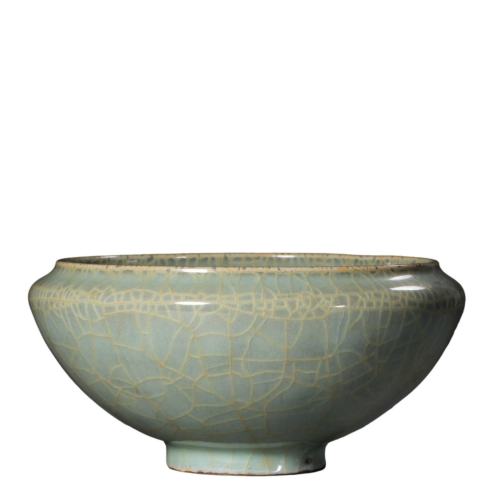 Southern Song Dynasty Longquan Powder-Blue Celadon Constricted-Rim Bowl (12th–13th Century): Dimensions: Diameter 18 cm (7.1 in), Height 8.5 cm (3.3 in)?Condition & Provenance: Excellent condition, with well-preserved glaze surface featuring naturally developed crackle patterns and authentic 