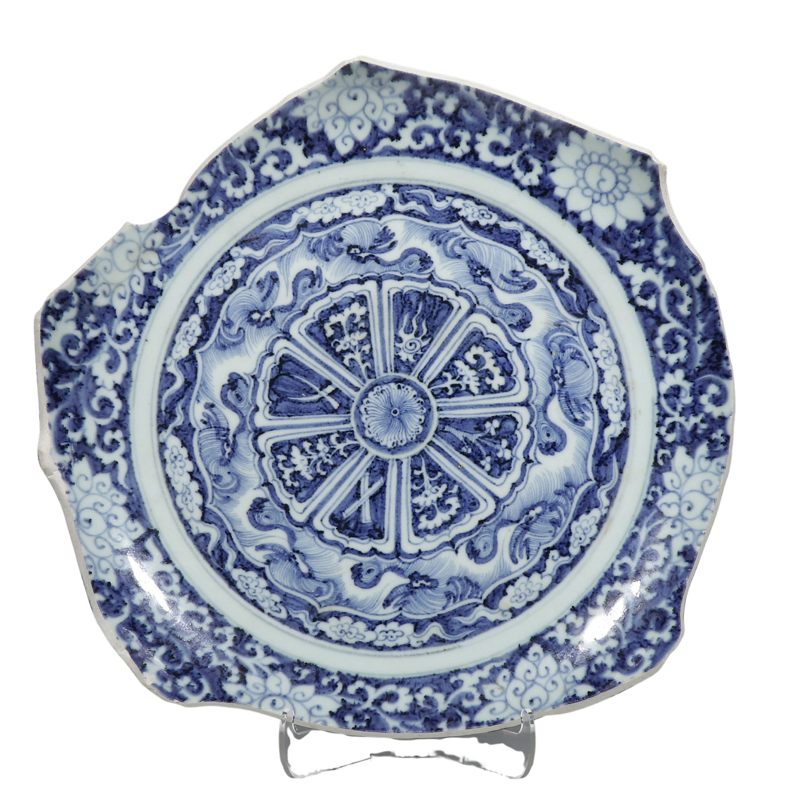 Yuan Dynasty Blue and White Lobed Dish with Ocean?wave and Eight Buddhist Treasures Motif (1 of 6)