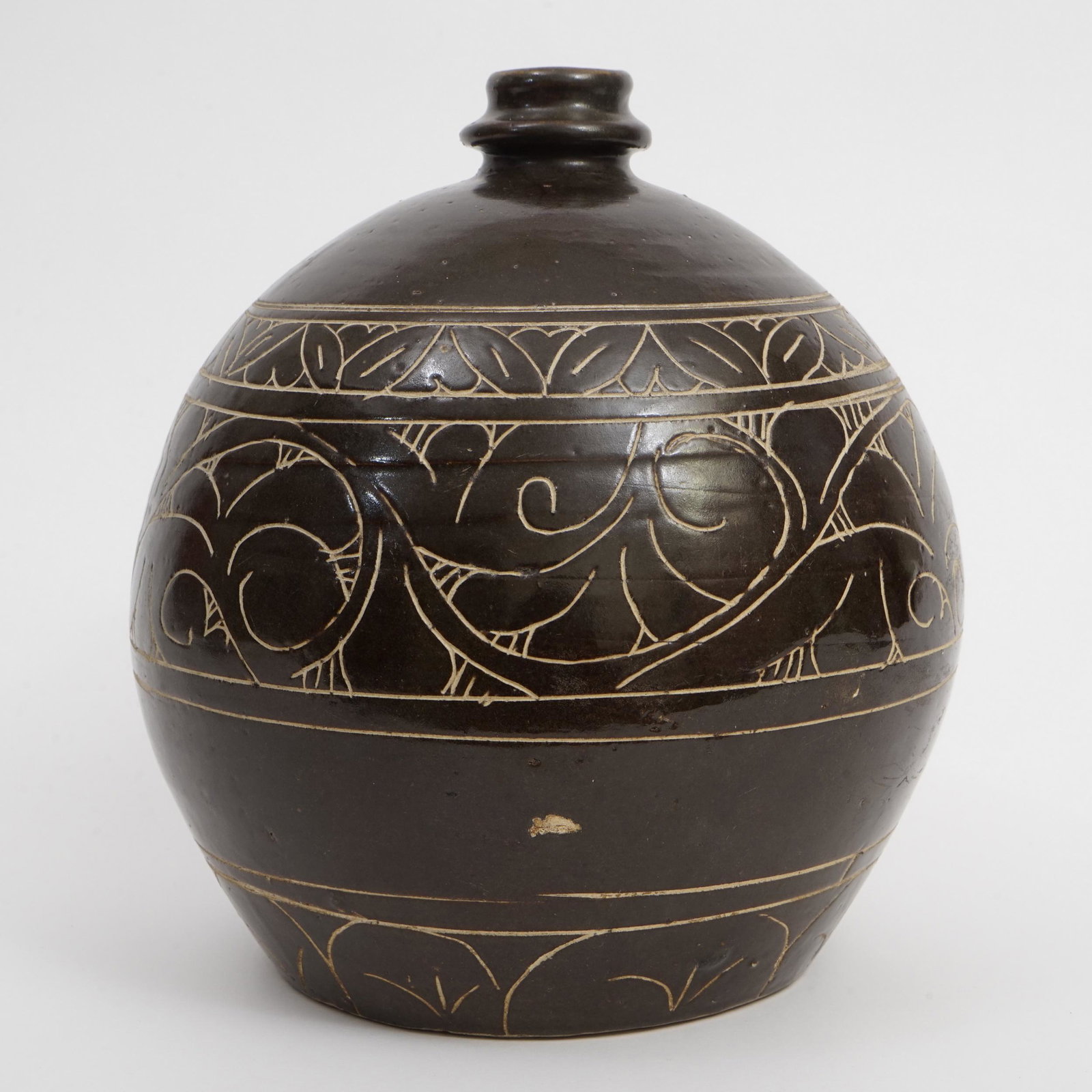 A CIZHOU KILN DULU VASE WITH CUT FLOWERS (1 of 4)