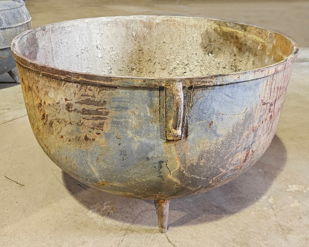 Cast Iron Cauldron Pot (1 of 2)