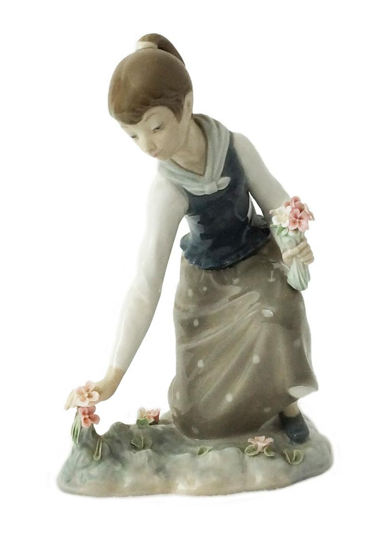 Lladro "Girl Gathering Flowers" #1172 (1 of 5)