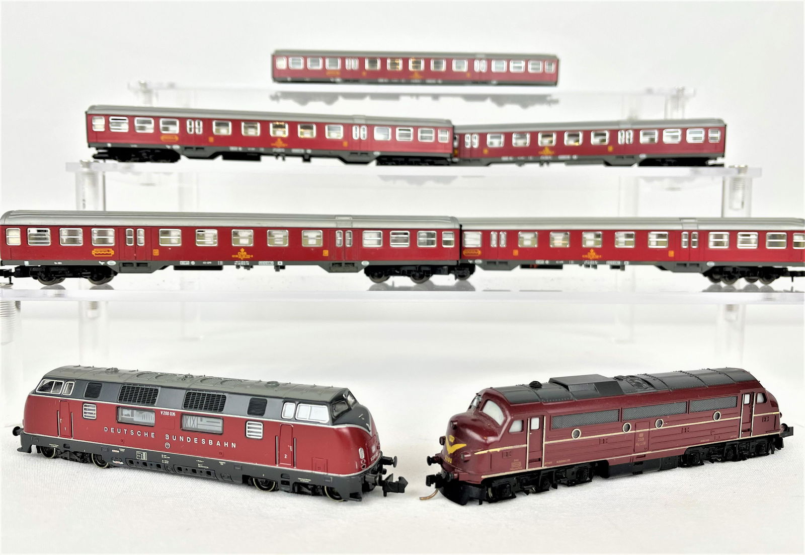 European N Diesel Train Engines & Cars: Two N scale diesel locomotive engines including a Roco BR V 200 035 made in Austria and a Trix marked DSB My 1011 made in Western Germany, and five Fleishmann passenger cars made in Germany. Untested.