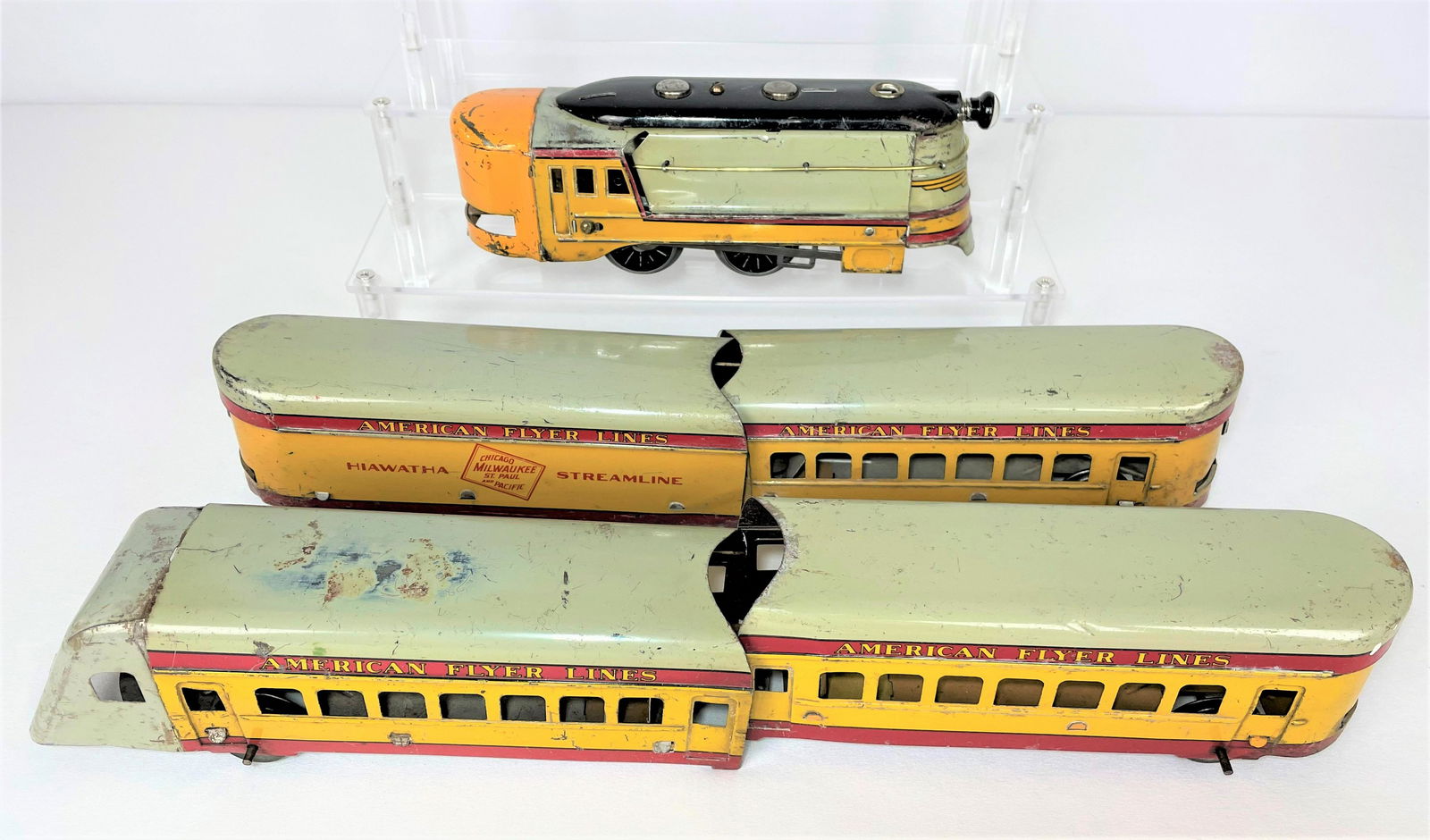 American Flyer Prewar Hiawatha Train Set: Vintage Prewar American Flyer Hiwatha Streamliner train set including engine and four passenger/box cars. Untested. Significant vintage wear/loss throughout. See photos for condition details.