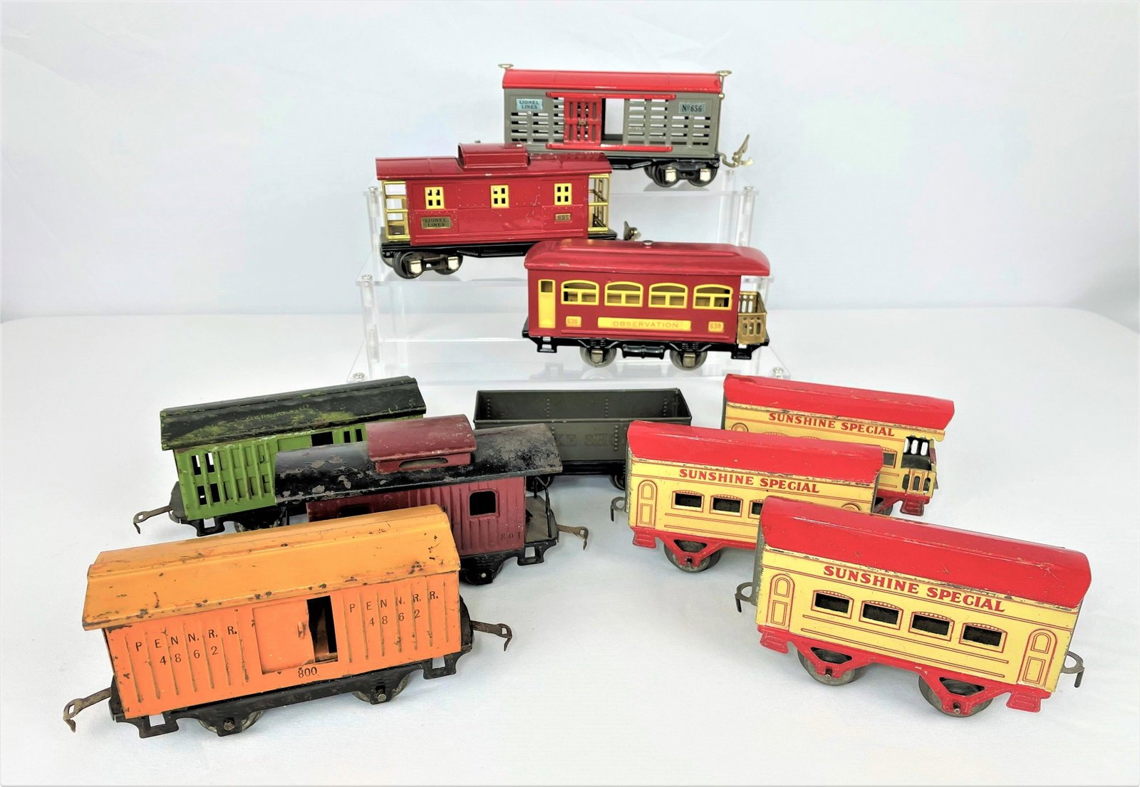 Group Prewar Tinplate Train Cars: Group of ten (10) prewar O scale tinplate and tin litho train cars including Lionel 656 stock car, Lionel 802 Union Stock Lines stock car, Lionel 800 orange Penn RR box car, Lionel Wabash 801 caboose 