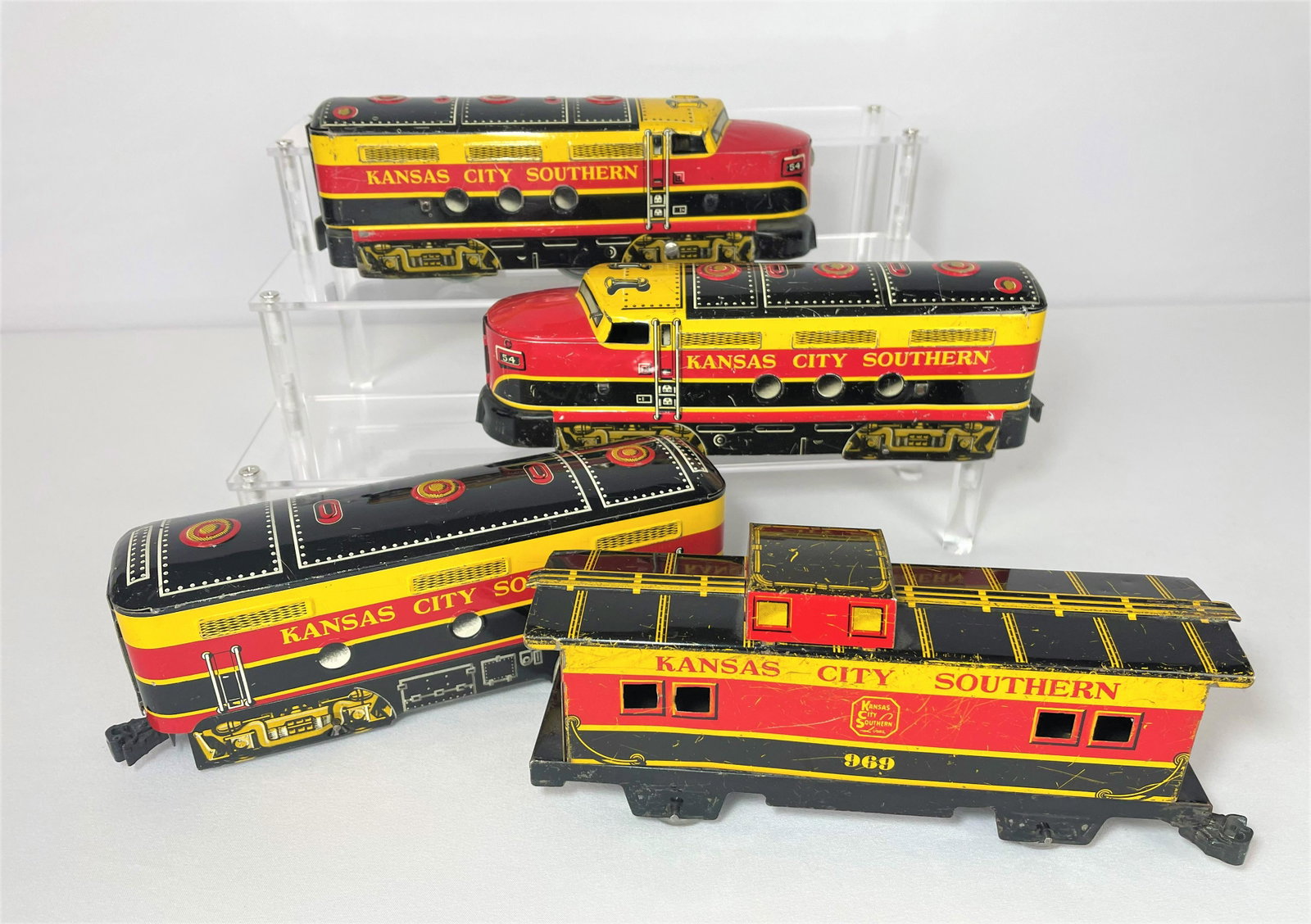 Marx Kansas City Southern Engines & Cars: Vintage Marx Kansas City Southern tin litho set including #54 A Engine, B Dummy Engine and two cars. Untested. Vintage wear including surface scratching and some denting on caboose. See photos for con