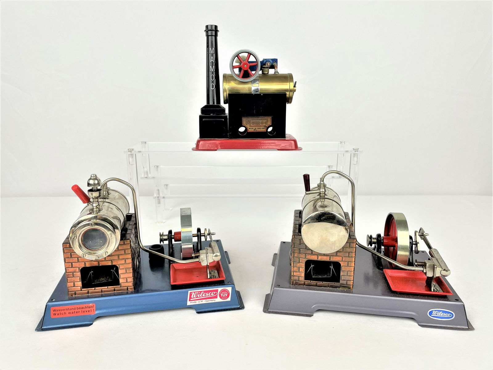 Three Model Steam Engines West Germany England: Three vintage model toy steam engines including two Wilescos, Models D5 and D6, made in West Germany. Parts and instructions in German and English as seen. In original boxes, condition of box as seen.